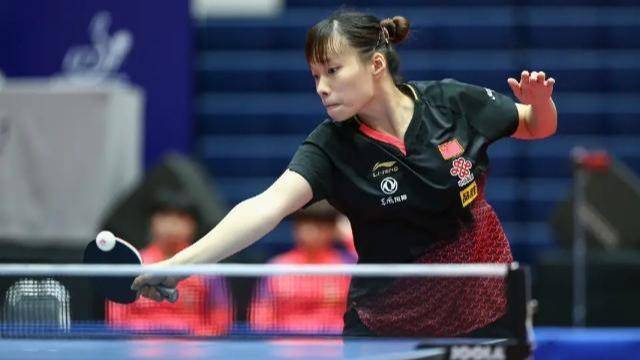 更显现出她 更显现出她